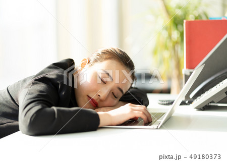 デスクワーク 昼寝 デスクワーク 昼寝 49180373