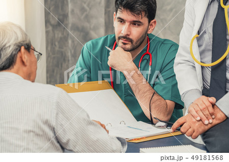 Male doctor team talking to senior patient visit Male doctor team talking to senior patient visit 49181568