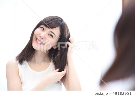 ヘアケアする女性 49182951