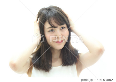 ヘアセットする女性 ヘアセットする女性 49183002