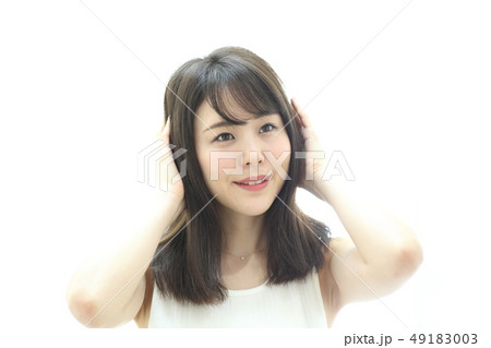 ヘアセットする女性 49183003