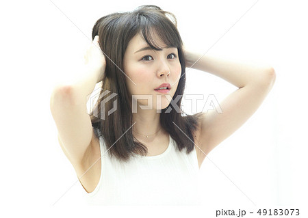 ヘアセットする女性 ヘアセットする女性 49183073