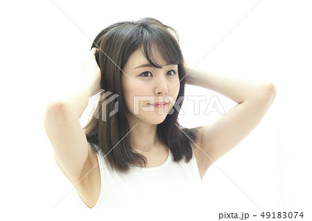 ヘアセットする女性 ヘアセットする女性 49183074