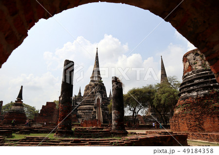 Ruins pagoda of wat Chai Wattanaram temple. 49184358