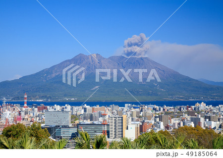 快晴の桜島と鹿児島市 49185064