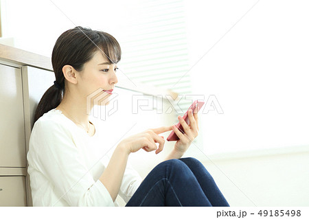 スマホと女性 スマホと女性 49185498