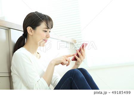 スマホと女性 スマホと女性 49185499