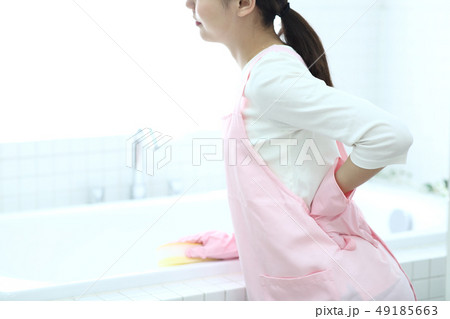 お風呂掃除する主婦 お風呂掃除する主婦 49185663