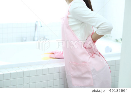 お風呂掃除する主婦 お風呂掃除する主婦 49185664