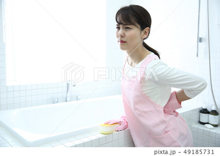 お風呂掃除する主婦 49185731