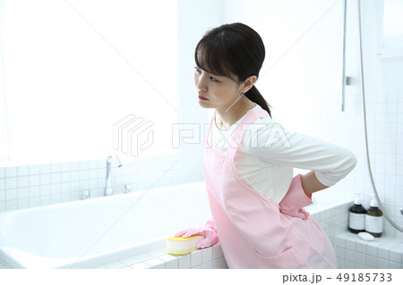 お風呂掃除する主婦 お風呂掃除する主婦 49185733