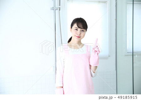 お風呂掃除する女性 お風呂掃除する女性 49185915