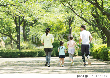 家族 ジョギング アウトドア 親子イメージの写真素材