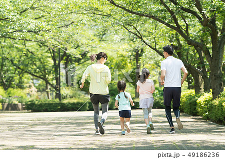 家族 ジョギング アウトドア 親子イメージ 49186236