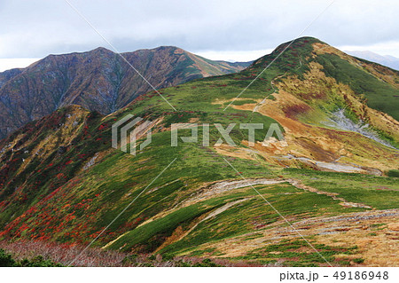 秋の朝日連峰 大朝日岳山頂への道 西朝日岳への分岐で西朝日岳の雄姿を見る 秋の朝日連峰 大朝日岳山頂への道 西朝日岳への分岐で西朝日岳の雄姿を見る 49186948