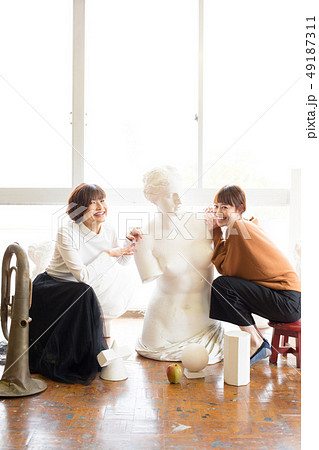 美術アトリエ 人物画 デッサンの写真素材 美術アトリエ 人物画 デッサンの写真素材