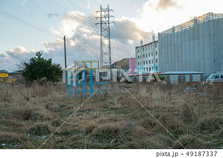 荒れた公園のジャングルジム	 荒れた公園のジャングルジム	 49187337