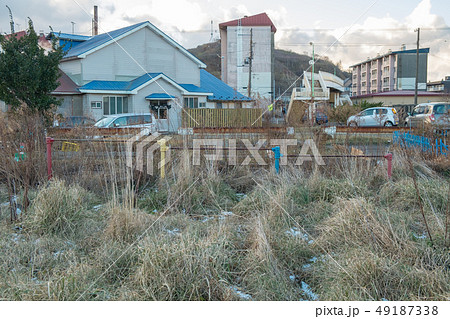 荒れた公園の鉄棒 49187338