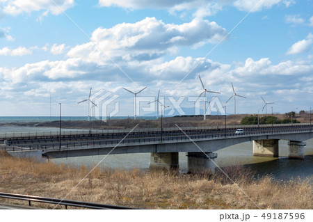 海岸沿いの風力発電 橋を走行する自動車 秋田県 自然エネルギーの写真素材 49187596 Pixta