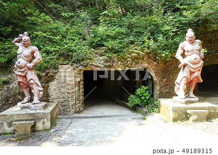 ハニベ巌窟院にある洞窟の前にいる金剛力士像 49189315