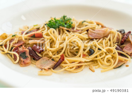 stir-fried spaghetti with bacon and garlic 49190381