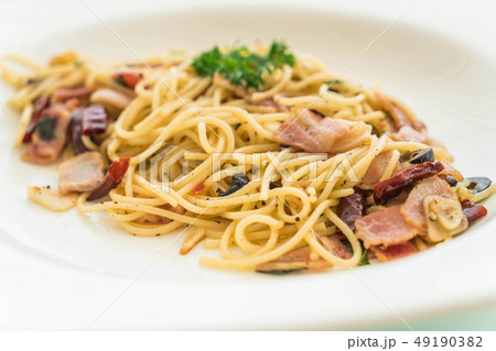 stir-fried spaghetti with bacon and garlic 49190382