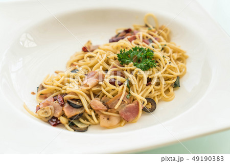 stir-fried spaghetti with bacon and garlic 49190383