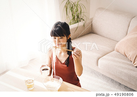 女性　ライフスタイル　食事 49190806