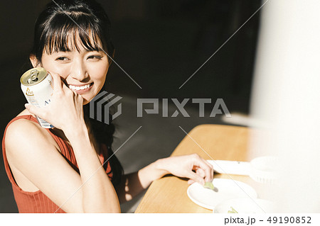 女性　ライフスタイル　夏　ビール 49190852