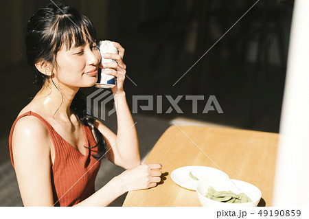 女性　ライフスタイル　夏　ビール 49190859