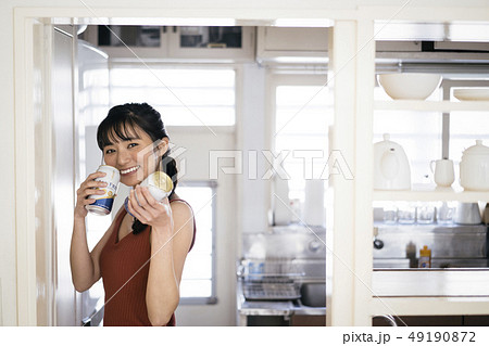 女性 ライフスタイル 夏 ビール 女性 ライフスタイル 夏 ビール 49190872