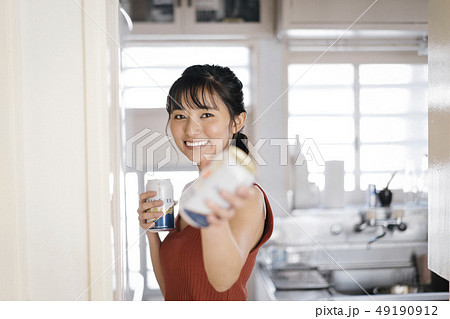 女性　ライフスタイル　夏　ビール 49190912