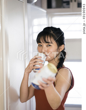 女性 ライフスタイル 夏 ビール 女性 ライフスタイル 夏 ビール 49190943