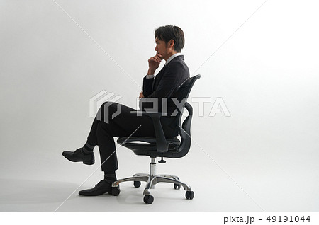 考えているビジネスマン 49191044