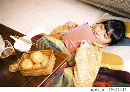 女性　ライフスタイル　くつろぐ 49191115