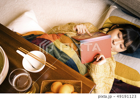 女性　ライフスタイル　くつろぐ 49191123