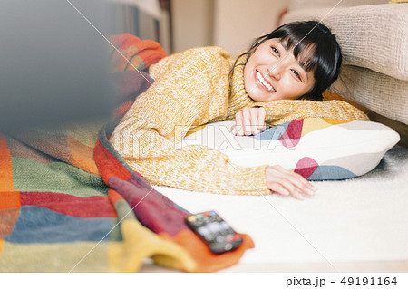 女性　ライフスタイル　くつろぐ 49191164