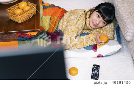 女性　ライフスタイル　くつろぐ 49191430