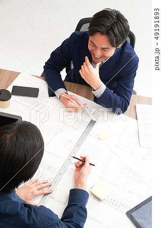 打ち合わせをするビジネスマン 49191893