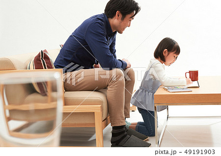 リビングで遊ぶ親子 49191903