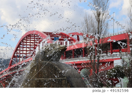 神戸ポートアイランド北公園のイルカと神戸大橋 49192596