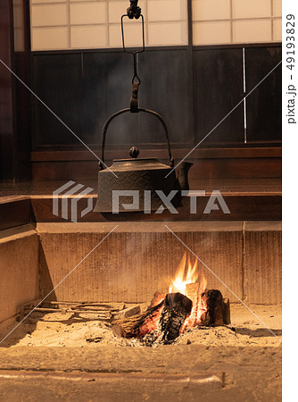 囲炉裏と鉄瓶 49193829
