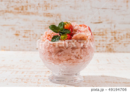 アジアのかき氷　Shaved ice that Asian fruit 49194706