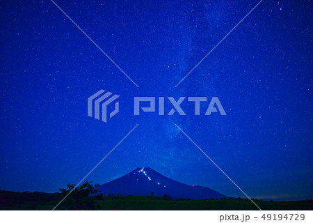 (山梨県)富士山に立ち上る天の川 (山梨県)富士山に立ち上る天の川 49194729