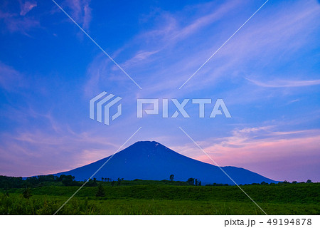 （山梨県）梨ヶ原の夜明け・夏の富士山 49194878