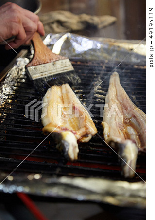 店先で焼かれるアナゴ 49195119