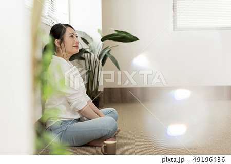 女性　リラックス　ライフスタイル　30代　40代 49196436