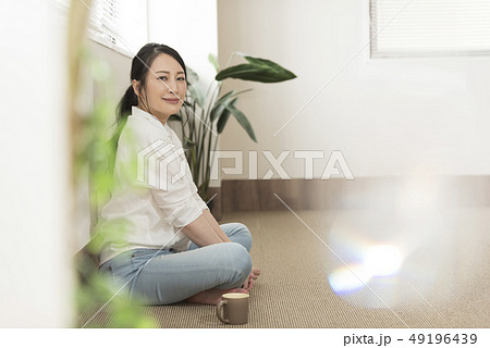 女性 リラックス ライフスタイル 30代 40代 女性 リラックス ライフスタイル 30代 40代 49196439