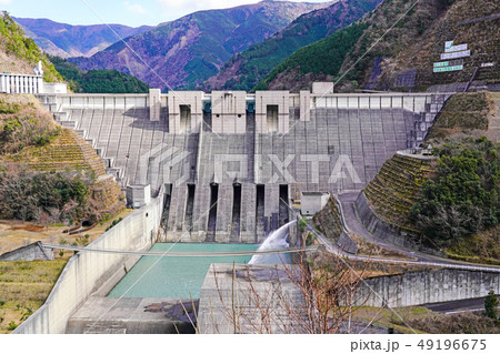 大井川鐵道井川線　トロッコ列車内より長島ダムを望む 49196675