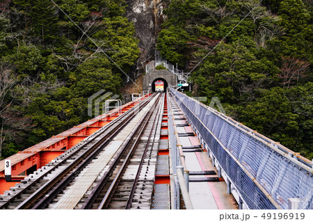 大井川鐵道井川線 奥大井湖上駅を出発するトロッコ列車 大井川鐵道井川線 奥大井湖上駅を出発するトロッコ列車 49196919